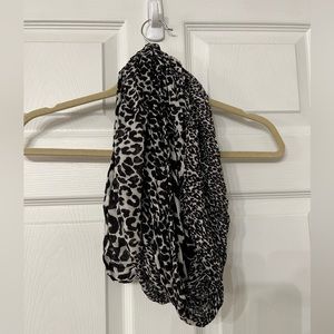 Black and white infinity leopard print scarf Jennifer Lopez brand one size